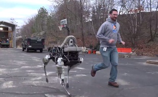 Spot est un robot quadrupède de Boston Dynamics qui pèse environ 75 kilos.