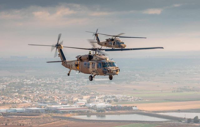 Un dispositif complexe, avec notamment des hélicoptères de l’armée, a été mis en place pour acheminer les otages israéliens depuis la bande de Gaza jusqu’à leurs familles en Israël.