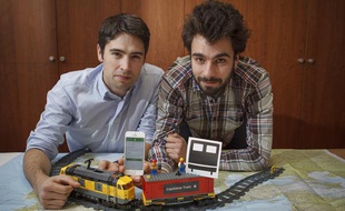 Jean Daniel Guyot (à gauche) et Martin Ottenwaelter, co-fondateurs de la startup Capitaine Train, revendeur indépendant de billets de train sur Internet