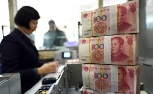 Des liasses de billets de 100 yuan (15 dollars) dans une banque de la ville de Lianyungang, sur la côte est de la Chine, le 7 janvier 2016