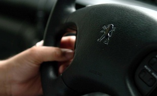 Un homme au volant. Illustration.