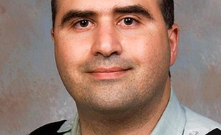 Le commandant Nidal Malik Hasan, accusé d'avoir tué 13 personnes à Ford Hood, le 5 novembre 2009
