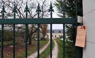 La maison de la "Madoff" de Touraine, située dans un hameau à Benais (Indre-et-Loire) et placée sous scellés depuis mardi, a été détruite par un incendie d'origine indéterminée, qui a éclaté vendredi peu avant 9h00.