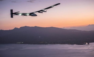 Solar Impulse 2 à l'approche de l'aéroport Kalaeloa d'Oahu, à Hawaï, le 3 juillet 2015
