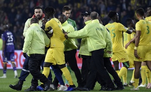 Samedi soir, à l'issue du match, un jeune homme a couru vers Kara Mbodji pour lui réclamer son maillot.
