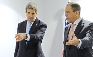 Le Secrétaire d'Etat américain John Kerry et le ministre des Affaires étrangères russe Sergei Lavrov, à Bâle, le 4 décembre 2014.