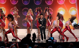 Travis Garland chante devant des candidates lors de l'élection de Miss USA, le 12 juillet 2015.