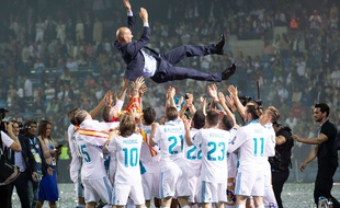 Zidane célébré par ses joueurs après la victoire en Ligue des champions contre Liverpool, le 25 mai 2018.