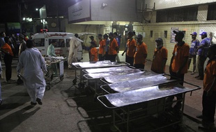 Les secours attendent les blessés devant un hôpital de Karachi au Pakistan après l'attentat de Daesh dans un sanctuaire le 12 novembre 2016.