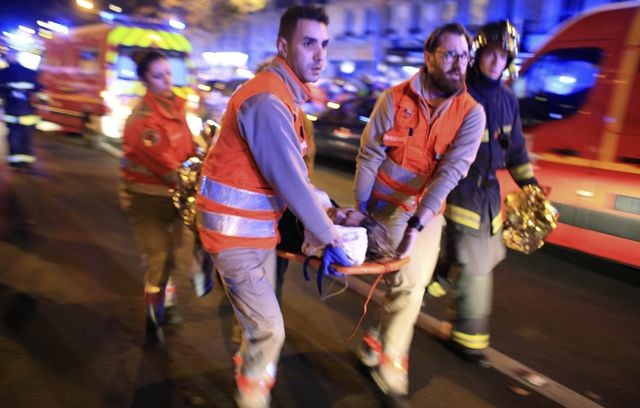 Les victimes de l’attaque terroriste le soir du 13 novembre 2015 à Paris sont évacuées par les secours dans la précipitation.