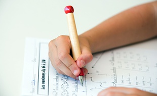Illustration d'un enfant faisant ses devoirs après l'école.