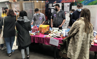 Illustration d'une distribution de colis alimentaires pour les étudiants et étudiantes en mars sur le campus de Rennes 2.