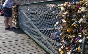 Une balustrade a été remplacée jeudi 10 avril 2014 sur le Pont des Arts à Paris.