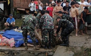 La tempête tropicale Washi, qui balaie le sud des Philippines, a fait au moins 198 morts et près de 400 personnes sont portées disparues, selon un nouveau bilan fourni samedi de source militaire.