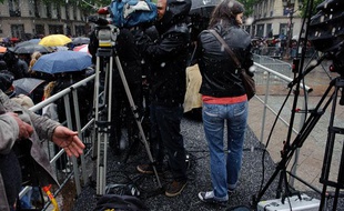 Des journalistes sous la grêle devant l'Hôtel de Ville où François Hollande vient d'arriver, le 15 mai 2012.