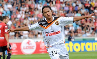 L'attaquant Marama Vahirua, ici lors d'un match Lille-Lorient en Ligue 1, va retrouver un club morbihannais sur sa route.