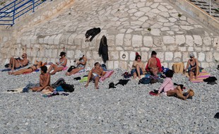 Session bronzage sur la plage de Nice, le 21 février 2021.