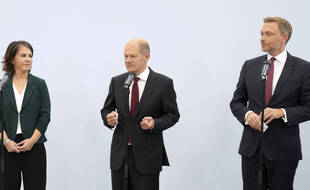De gauche à droite, la candidate des Verts Annalena Baerbock, Olaf Scholz qui représente le Parti social-démocrate (SPD) et Armin Laschet candidat des libéraux.