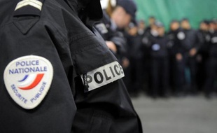 La police va changer de prestataire pour la confection des uniformes de ses 120.000 fonctionnaires, jusqu'à présent fournis par la PME finistérienne Armor-Lux, qui resteront toutefois "made in France", selon des sources concordantes.