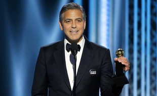 L'acteur George Clooney, lors des Golden Globes, le 11 janvier 2015, portait un pin's «Je suis Charlie».