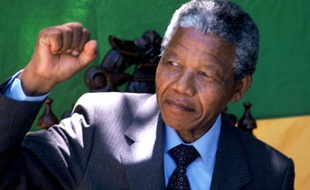 Nelson Mandela, le jour de sa libération après 27 ans passés dans les prisons sud-africaines, Le Cap, le 11 février 1990.
