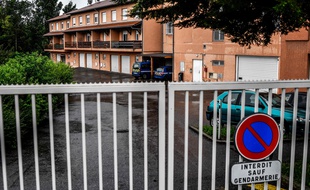 Le 11 juin, devant la gendarmerie de Limonest. AFP PHOTO / JEFF PACHOUD