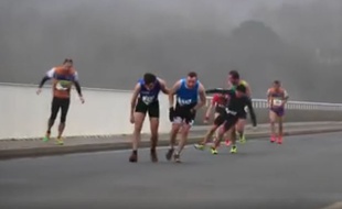 Capture d'écran de la vidéo d'Henry Dumoustier publiée sur Facebook où l'on voit des coureurs à pied lutter contre le vent près de Brest.