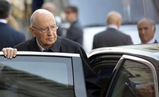Le président italien Giorgio Napolitano s'apprête à dévoiler mercredi le nom du président du Conseil qui devra former un gouvernement alliant centre gauche et centre droit pour sortir le pays d'une crise politique qui perdure depuis deux mois.