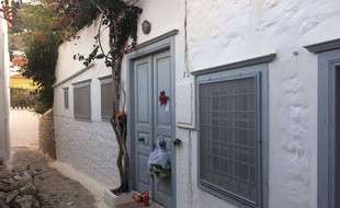 Devant la maison de Léonard Cohen sur l'ile grecque d'Hydra le 11 novembre 2016