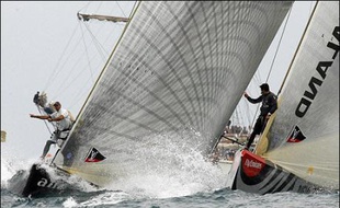 Jamais depuis plus de 20 ans un match de la Coupe de l'America n'avait été aussi serré que cette 32e édition où le détenteur Alinghi a égalisé (2-2) mercredi à Valence (est) contre son challengeur Emirates Team New Zealand.