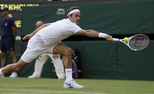 Roger Federer en difficulté, le 26 juin 2013 à Wimbledon.