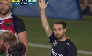 L'arbitre obligé d'accorder un essai manifestement inscrit contre son camp, dans un match du championnat australien, le 16 octobre 2014.