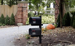 Les boites aux lettres où a été découvert un colis piégé, devant la résidence de George Soros, à Katonah, dans la banlieue de New York City, le 23 octobre, 2018.
