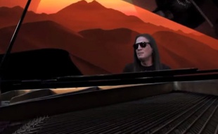 Francis Lalane dans le clip de sa chanson Plus jamais ça