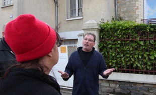 Pierre, fils de Maryvonne Thamin, devant la maison de sa maman occupée depuis 18 mois par des squatteurs.