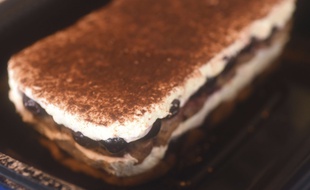 Un tiramisu se compose essentiellement de mascarpone et de boudoirs.