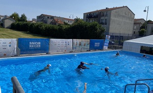 Des enfants apprennent à nager dans une piscine éphémère à Bagnolet, en Seine-Saint-Denis, le 22 juillet 2021.