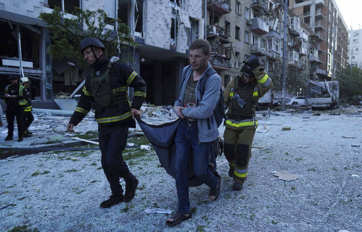 Guerre en Ukraine : « Terreur et barbarie »... Ce que l'on sait des frappes qui ont fait 14 morts à Kiev