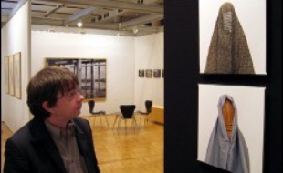 "VU, agence de photographes" fête ses 20 ans par une série d'événements --expositions, rencontres et publications-- tout au long de l'année qui consacre cette agence exigeante portant haut le métier de photojournaliste et qui propose "un questionnement pertinent du monde contemporain".