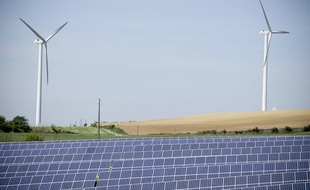Fin du chantier d'un gigantesque parc photovoltaque ct d'un parc d'oliennes. 5/05/2011 Avignonet-Lauragais