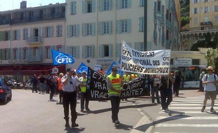 Des policiers municipaux manifestent à Cannes, le 17 mai 2010.