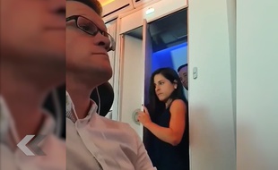 Deux passagers grillés en sortant des toilettes d'un avion - Le Rewind