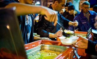 Distribution de repas par Les Restos du coeur à Toulouse.