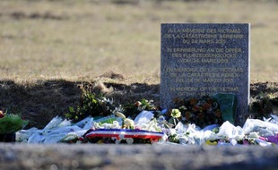 Photo prise le 29 mars 2015 d'une stèle érigée à la mémoire des 150 personnes décédées dans le crash d'un avion de la Germanwings le 24 mars dans les Alpes