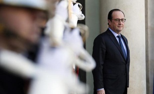 Le président François Hollande sur le perron de l'Elysée le 13 novembre 2014 à Paris