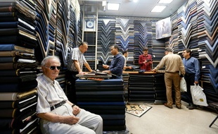 Mostapha Javedan dans son magasin le 11 juillet 2016 dans le Bazar de Téhéran