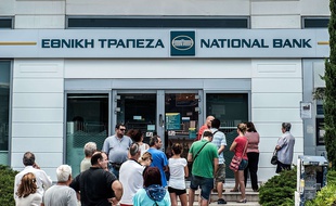 File d'attente devant le distributeur automatique d'une banque à Athènes, le 28 juin 2015.