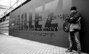 Cette fresque street art en braille a été réalisé en collaboration avec l'artiste The blind.