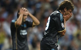 Les deux Marseillais et ex-Madrilènes, Fernando Morientes (à gauche) et Gabriel Heinze, peuvent être dépités, l'OM a sombré face au Real Madrid (3-0), le 30 septembre 2009