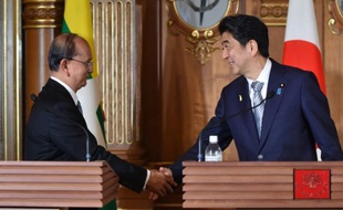 Le président birman Thein Sein (à gauche) serre la main du Premier ministre Shinzo Abe à Tokyo le 4 juillet 2015